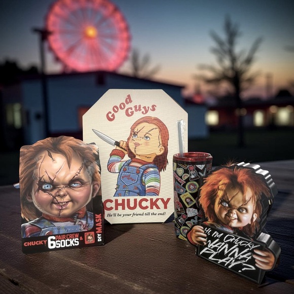 Chucky Universal Studios NWT Chucky Canvas Insulated Tumbler Plaque & 6Pk Socks